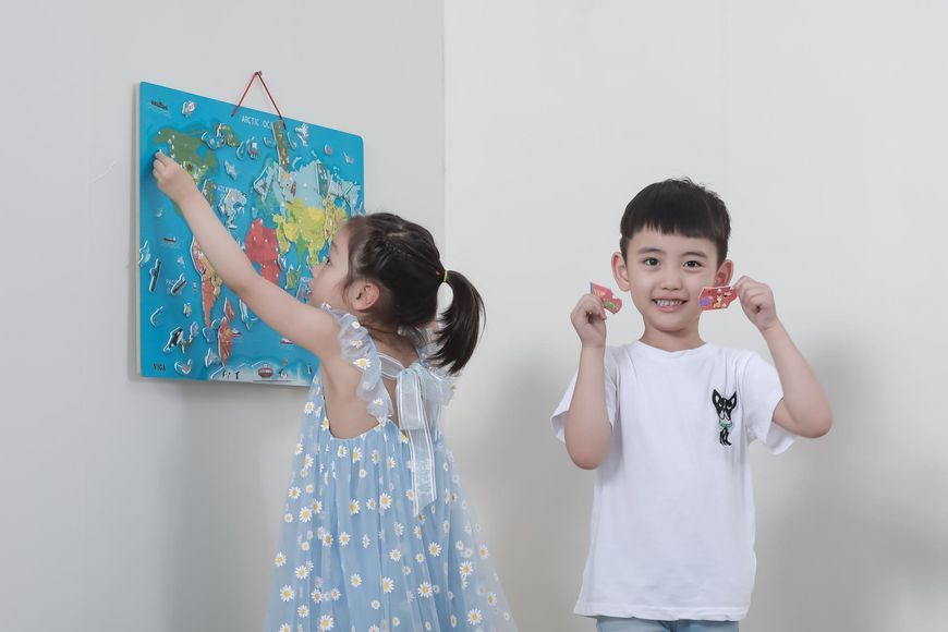 Puzzle magnetic Viga Toys World Map cu panou de marcat &icirc;n engleză (44508EN)