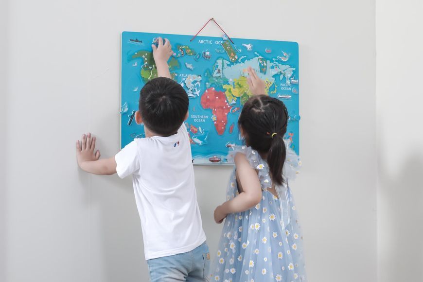 Puzzle magnetic Viga Toys World Map cu panou de marcat &icirc;n engleză (44508EN)
