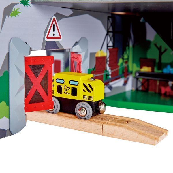 Hape Toy Railway Mină montană cu mai multe niveluri cu accesorii (E3753)