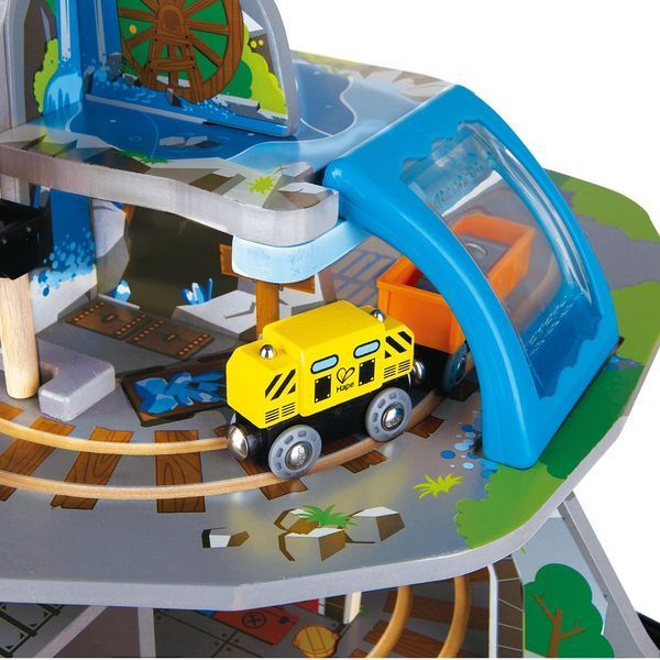 Hape Toy Railway Mină montană cu mai multe niveluri cu accesorii (E3753)