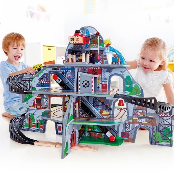Hape Toy Railway Mină montană cu mai multe niveluri cu accesorii (E3753)