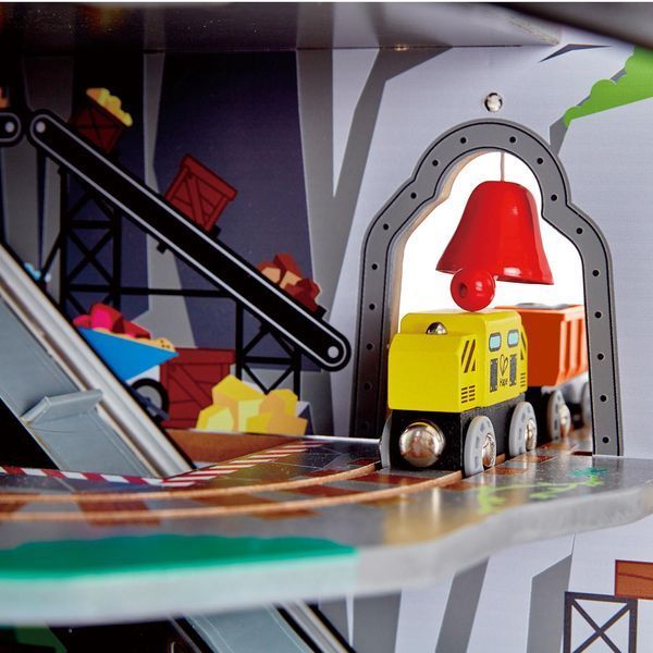 Hape Toy Railway Mină montană cu mai multe niveluri cu accesorii (E3753)