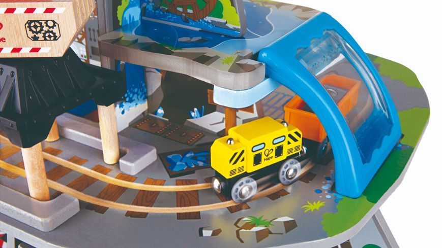 Hape Toy Railway Mină montană cu mai multe niveluri cu accesorii (E3753)