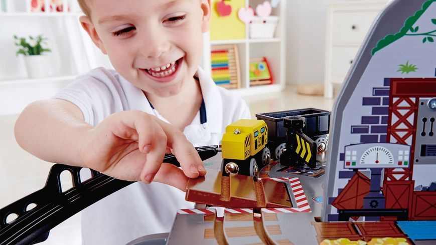 Hape Toy Railway Mină montană cu mai multe niveluri cu accesorii (E3753)