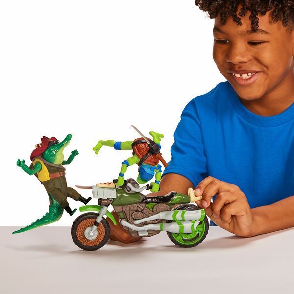 Vehicul de luptă cu o figură din seria &bdquo;Ninja Turtles MOVIE III&rdquo; - LEONARDO PE MOTOCICLETA 83431 fotografie